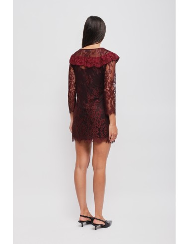 Vestido curto em renda com detalhe de joia Maryley