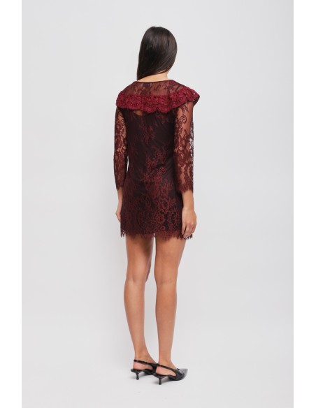 Vestido curto em renda com detalhe de joia Maryley