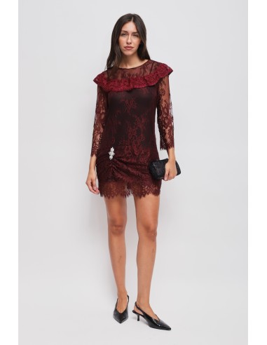 Mini vestido em renda com detalhe de jóia Maryley