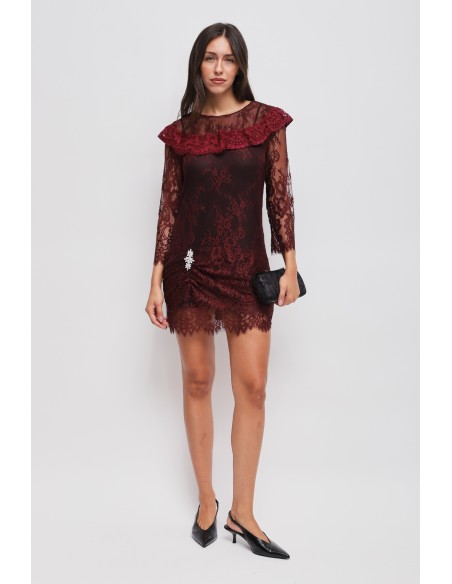 Mini vestido em renda com detalhe de jóia Maryley