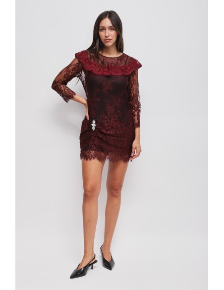 Mini Vestido em Renda com Detalhe de Jóia Maryley