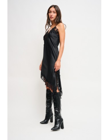 Vestido Assimétrico em Cetim com Acabamentos em Renda Maryley