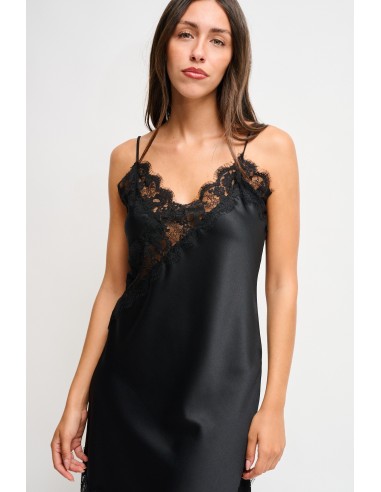 Vestido assimétrico em cetim com acabamentos em renda Maryley