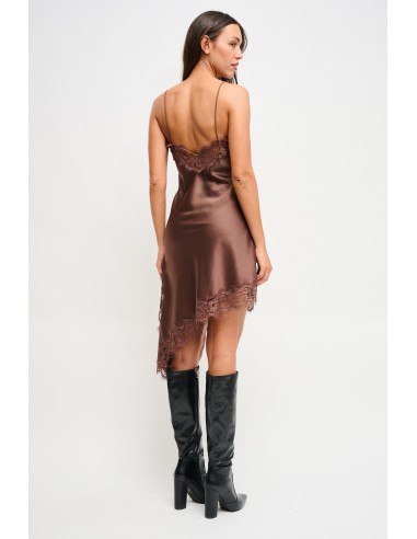 Vestido assimétrico em cetim com acabamentos em renda Maryley