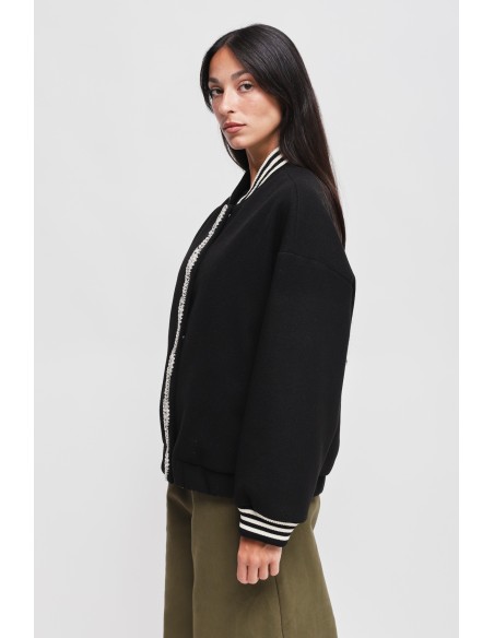 Bomber com detalhe de joia Maryley