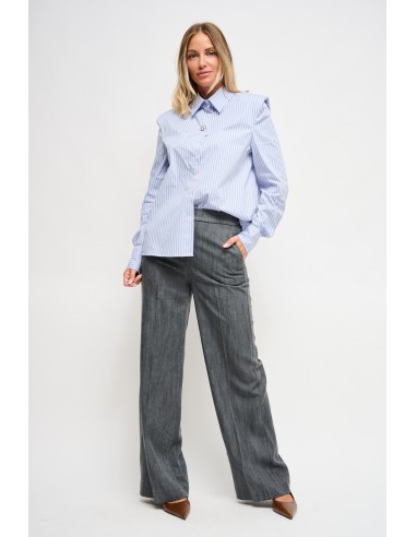 Camisa Bastoncino com ombros almofadados e broche joia Maryley