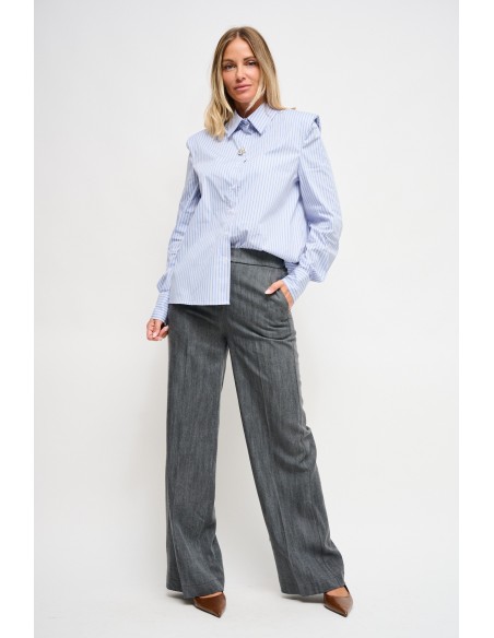 Camisa Bastoncino com ombros almofadados e broche joia Maryley