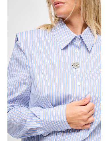 Camisa Bastoncino com ombros almofadados e broche joia Maryley