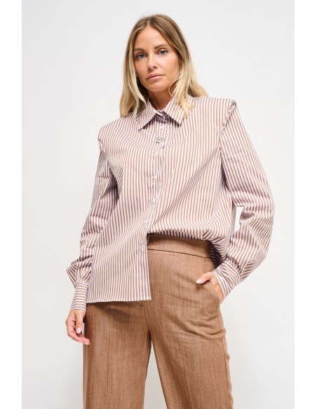 Camisa com riscas finas, ombros almofadados e broche com joia Maryley