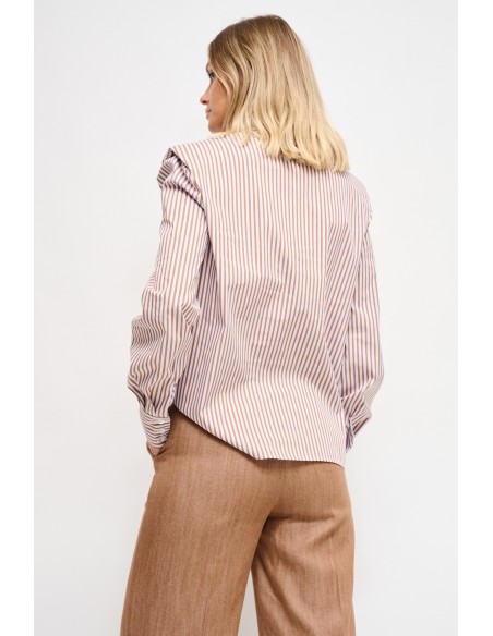 Camisa Bastoncino com Ombros Acolchoados e Broche Joia Maryley