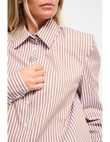 Camisa Bastoncino com ombros almofadados e broche jóia Maryley