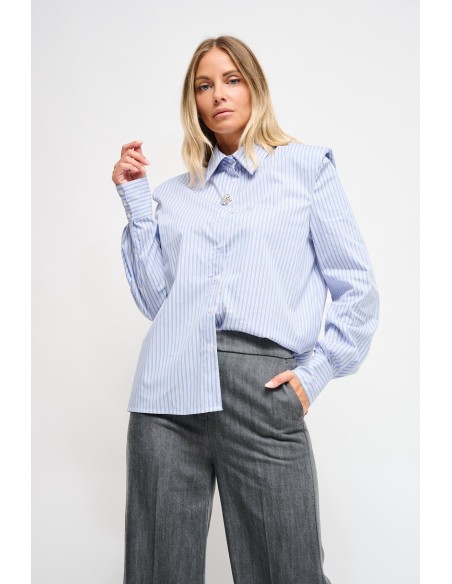 Camisa Bastoncino com Ombros Acolchoados e Broche de Jóia Maryley