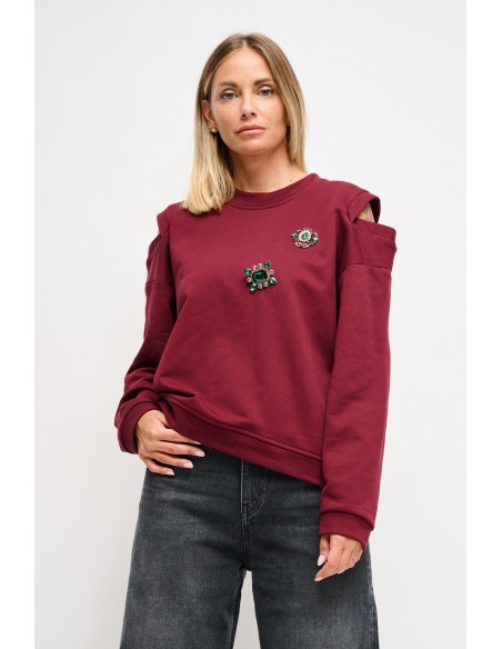 Sweatshirt com recortes nos ombros e broches com jóias Maryley