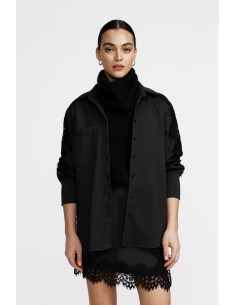 Camisa com detalhes em renda e bolso frontal Dixie