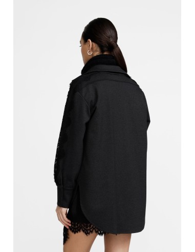 Camisa com detalhes em renda e bolso frontal Dixie