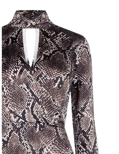 Vestido curto evasê em cetim com padrão de pele de píton e decote cruzado Rinascimento