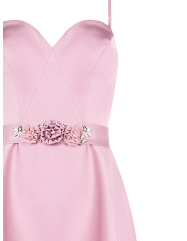 Vestido curto rodado em cetim com detalhe de joia na cintura Rinascimento
