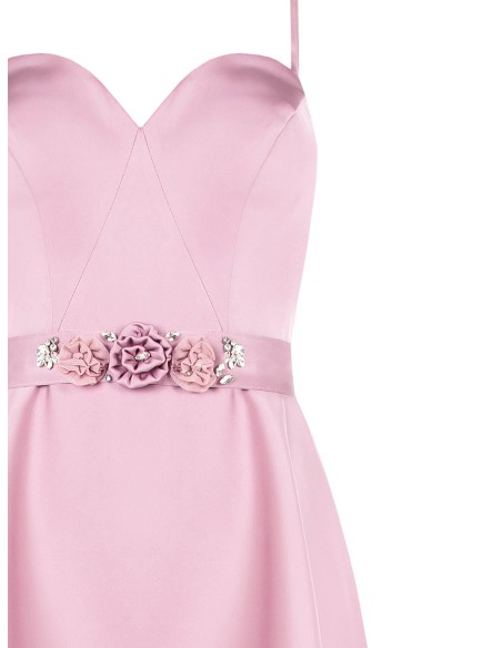 Vestido curto rodado em cetim com detalhe de joia na cintura Rinascimento