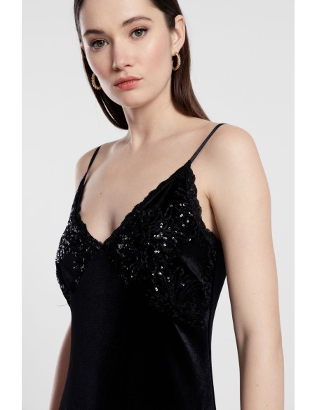 Vestido Midi com Alças Finas e Detalhes em Renda Dixie