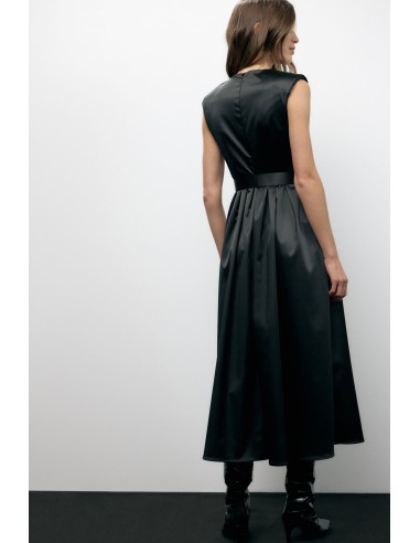 Vestido Longo com Cinto e Corte Svasado Dixie