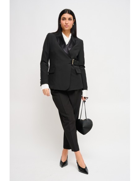 Blazer com lapela em cetim e detalhe de cinto Maryley