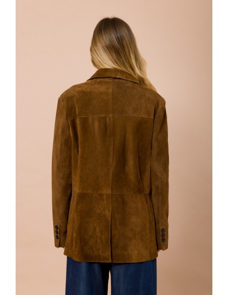 Casaco em camurça com corte vivo e bolsos com aba Maryley