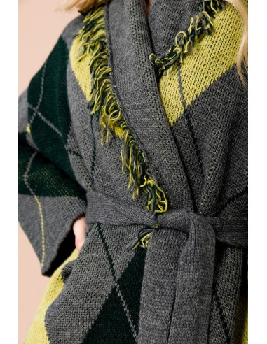 Cardigã com franjas. Faixa na cintura e padrão argyle Maryley