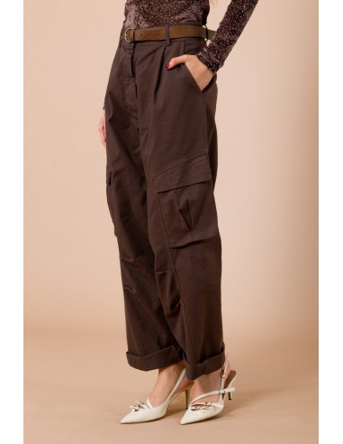 Calças cargo com cinto na cintura e bolsos grandes com prega Maryley