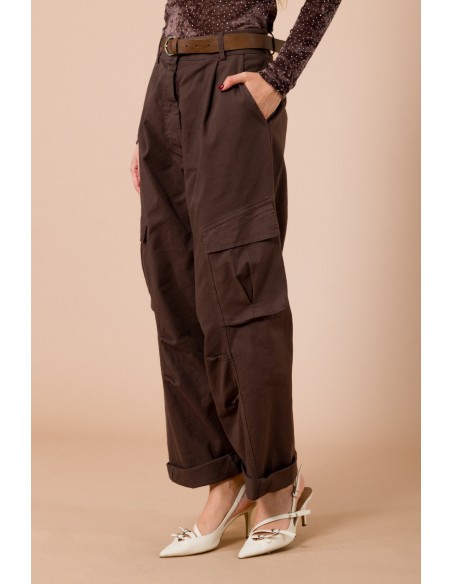 Calças cargo com cinto na cintura e bolsos grandes com prega Maryley