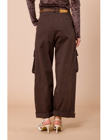 Calças cargo com cinto na cintura e bolsos grandes com folgo Maryley