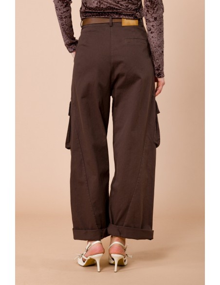 Calças cargo com cinto na cintura e bolsos grandes com folgo Maryley