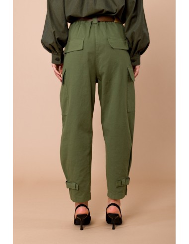 Calça cargo com cordões na bainha. Elástico na cintura e cinto combinado Maryley