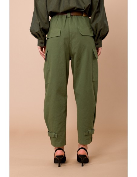 Calça cargo com cordões na bainha. Elástico na cintura e cinto combinado Maryley