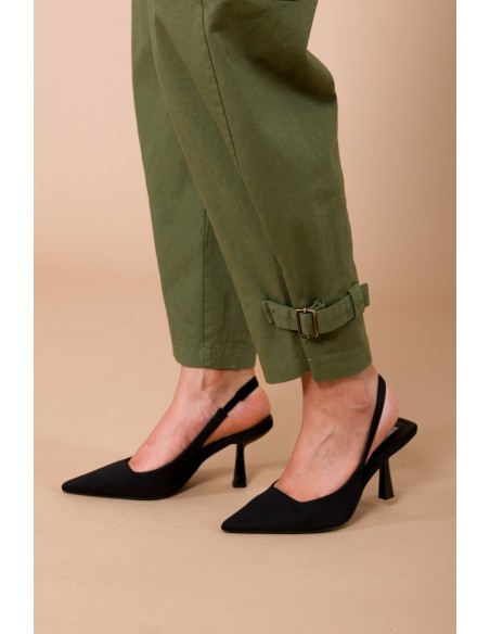 Calças cargo com cordões na bainha. Elástico na cintura e cinto a condizer Maryley