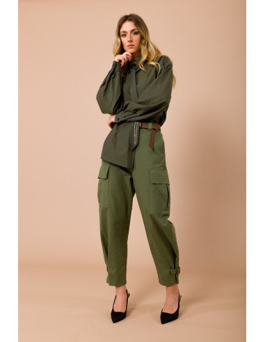 Calças cargo com cordões na barra. Elástico na cintura e cinto combinado Maryley