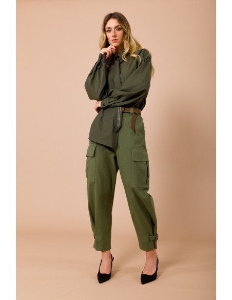 Calças cargo com cordões na barra. Elástico na cintura e cinto combinado Maryley