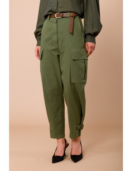Calças cargo com cordões na bainha. Elástico na cintura e cinto combinado Maryley