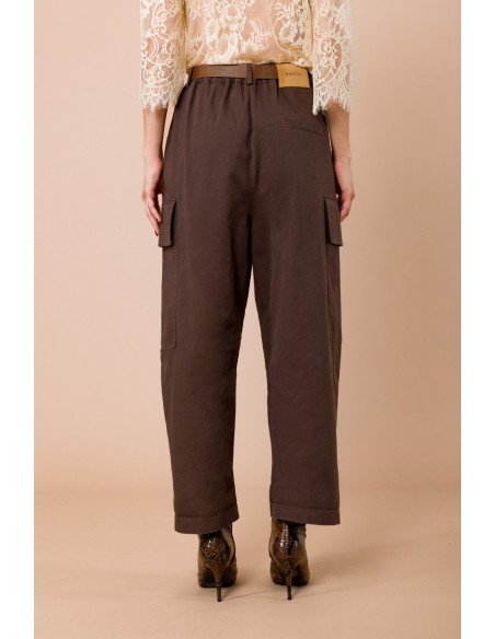 Calças cargo com vira. Cintura na altura da cintura e elástico na parte de trás Maryley