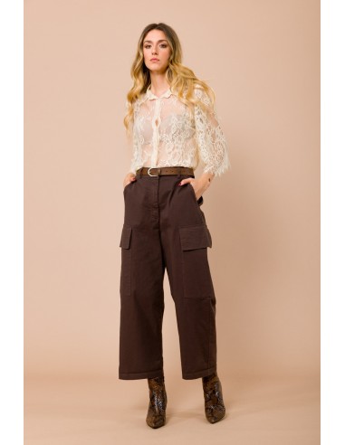 Calça cargo com barra virada. Cintura na linha da cintura e elástico na parte de trás Maryley