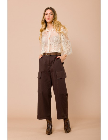 Calça cargo com barra virada. Cintura na linha da cintura e elástico na parte de trás Maryley