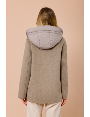 Casaco curto com abotoamento duplo e enchimento ecológico combinado com capuz Maryley