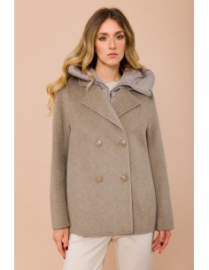 Casaco curto de abotoamento duplo com enchimento ecológico combinado com capuz Maryley