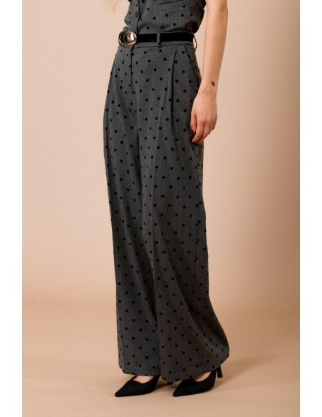 Calças palazzo com poás flocados. Pregas na frente e cinto na cintura Maryley