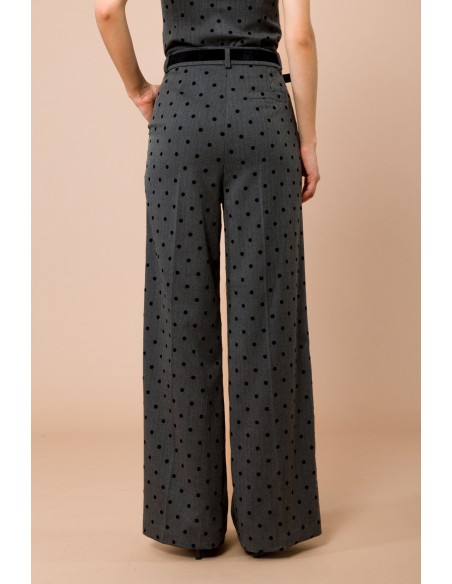 Calças palazzo com poás flocados. Pregas na frente e cinto na cintura Maryley