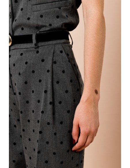 Calças palazzo com pois flocado. Pregas na frente e cinto na cintura Maryley