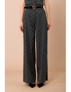 Calças palazzo com bolinhas flocadas. Pregas na frente e cinto na cintura Maryley