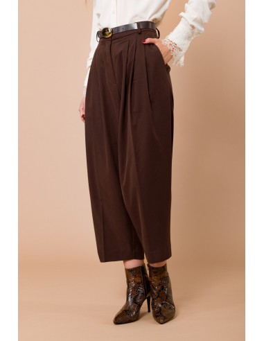 Calças com pregas na frente e cinto na cintura Maryley