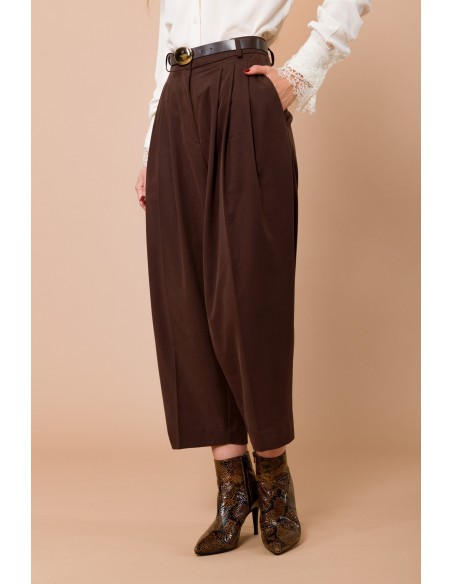 Calças com pregas na frente e cinto na cintura Maryley