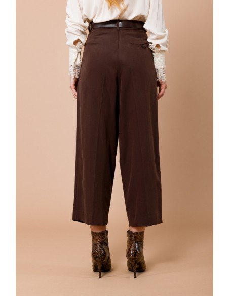 Calças com pregas frontais e cinto na cintura Maryley