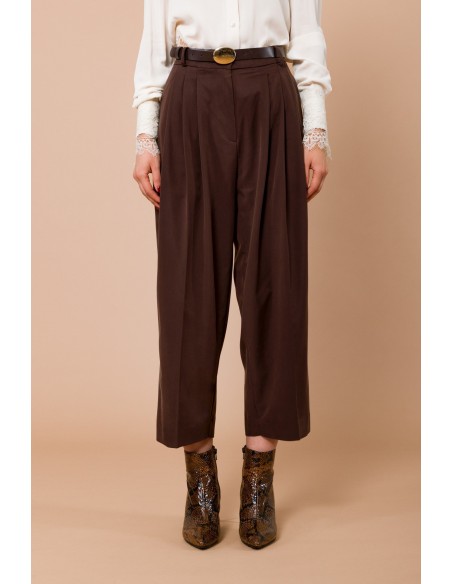 Calças com pregas à frente e cinto na cintura Maryley